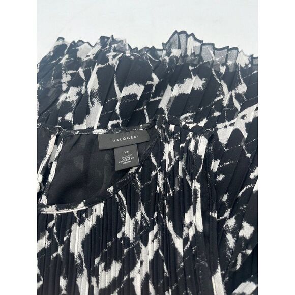 Halogen(R) Sleeveless Pleated Georgette Top in Black- Ivory Brushstrokes , XS - Picture 12 of 15